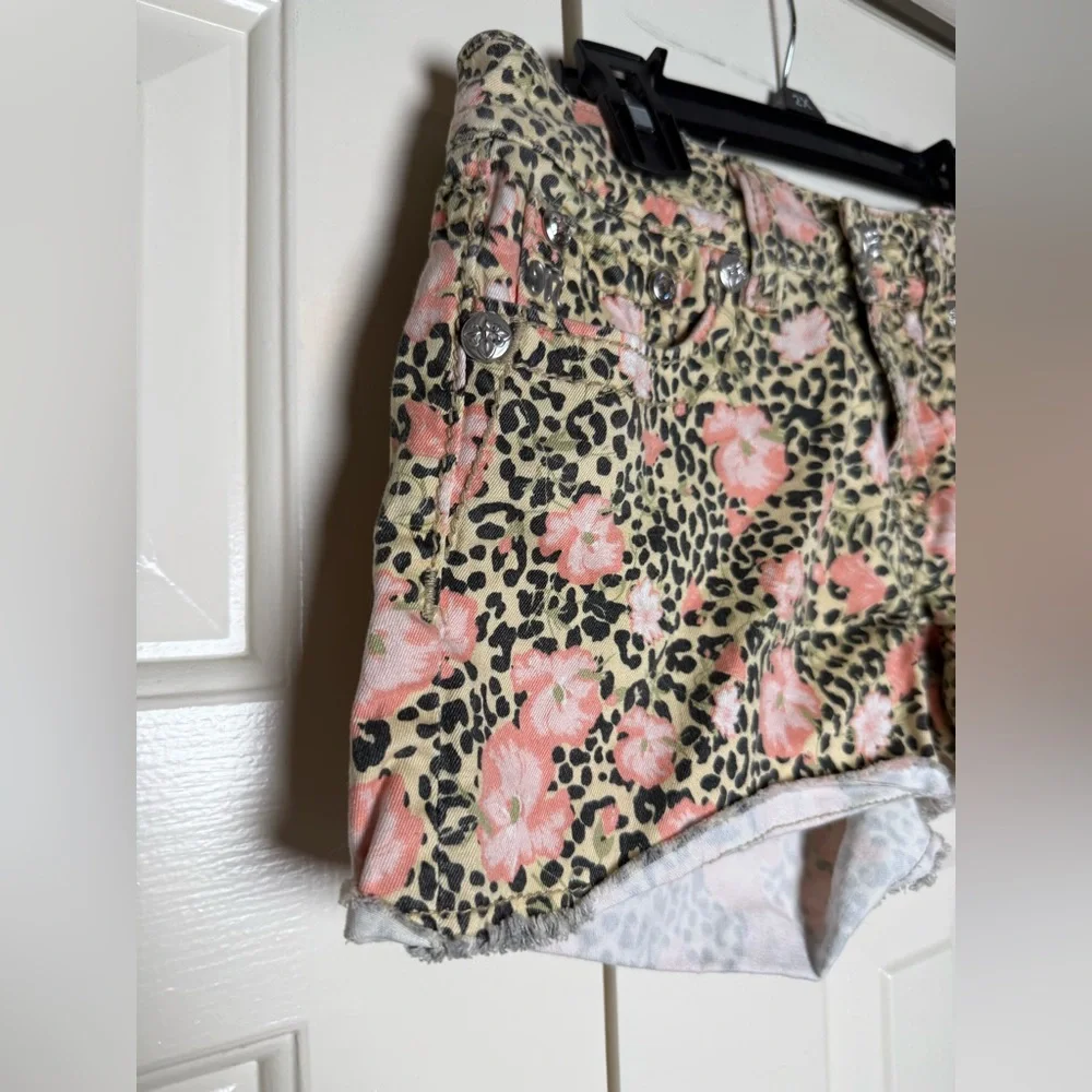 Miss Me‎ low-rise hibiscus floral leopard print fray denim shorts